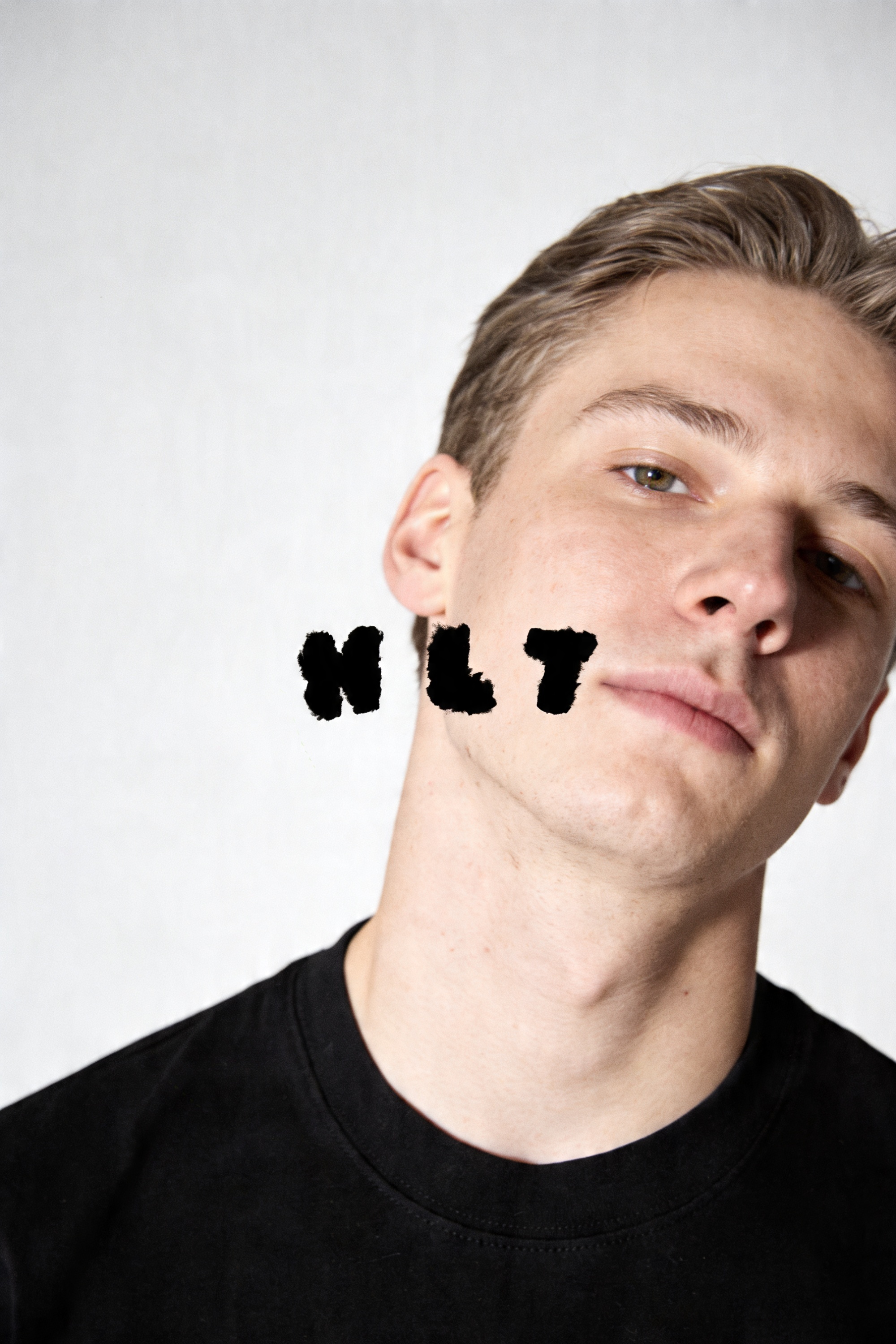 HLT444 H1: крупный портрет с буквами HLT