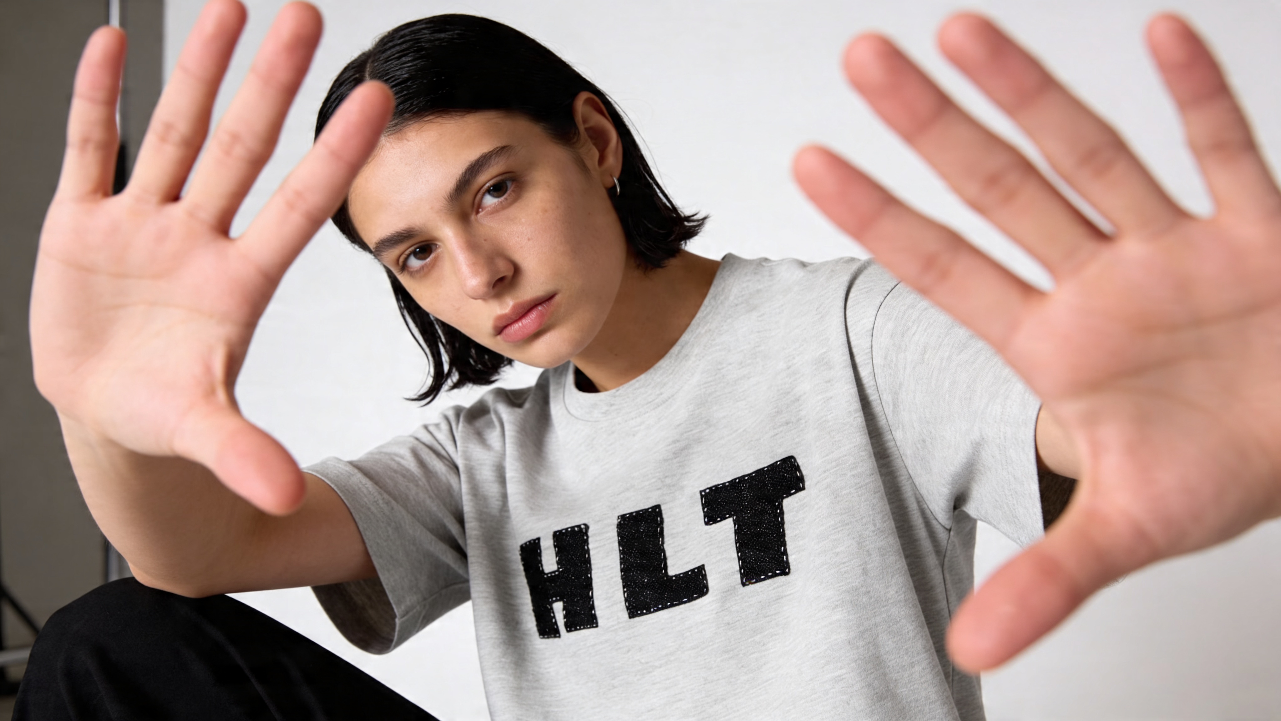 HLT444: образ в серой футболке, студийный портрет